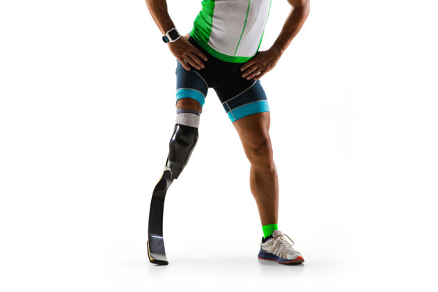 开始残疾运动员或截肢者被隔离在白色工作室背景下膝盖快速保健