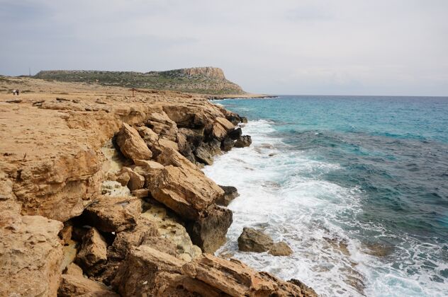 自然塞浦路斯白天岸边的大石头岛屿沙滩海岸