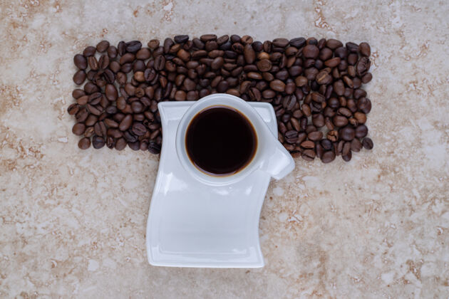 芳香一杯黑咖啡和一堆干净的咖啡豆整洁咖啡