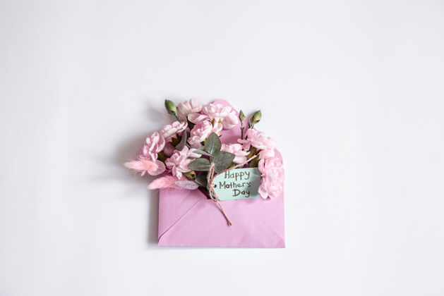 题词母亲节的极简主义构图复制空间内带有鲜花的装饰信封信封母亲节组成