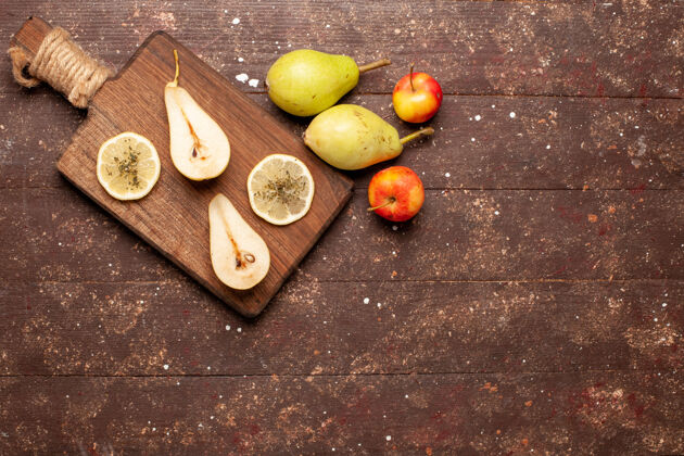 顶级在棕色的桌子上俯瞰新鲜圆润的梨苹果农产品可食用的水果