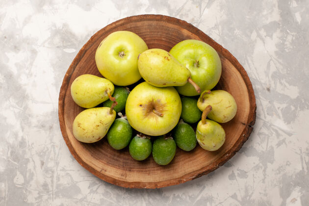 肥肉白色空间上的新鲜水果苹果和梨生的多汁的饮食