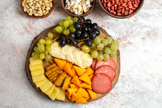 零食顶视图不同的小吃新鲜葡萄奶酪cips与坚果上的空白坚果不同可食用的水果