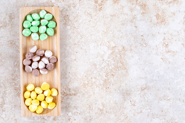 糖果各种各样的糖果捆在一个小木托盘里小吃美味糖果