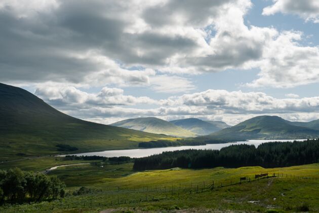 乡村图拉湖被群山和草地环绕在英国风景优美阿尔卑斯山草地