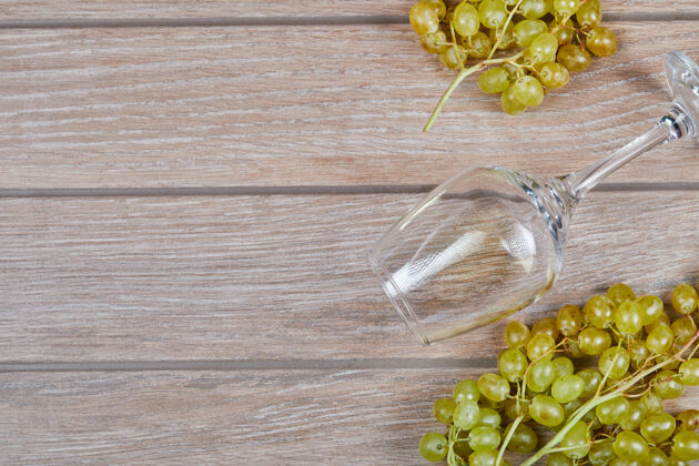 酒杯一堆葡萄和酒杯在木制背景上高品质的照片顶视图桌子优雅
