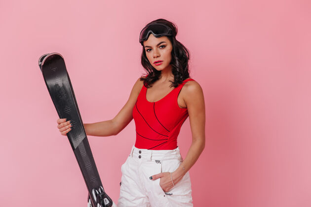 滑雪手插口袋站着滑雪板的女人复制空间快乐装备
