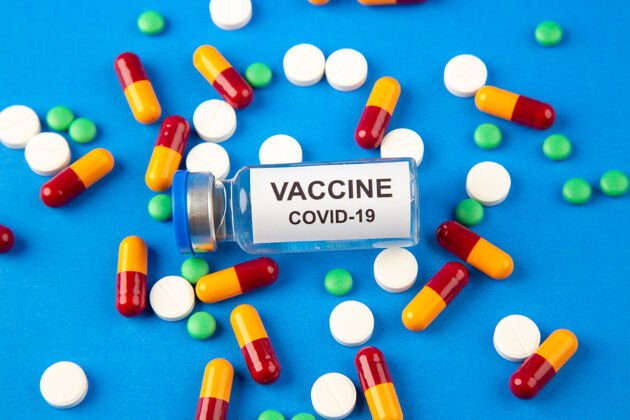 疫苗蓝色波浪背景上彩色胶囊 白色药丸 绿色药物和疫苗的俯视图药房医药顶部