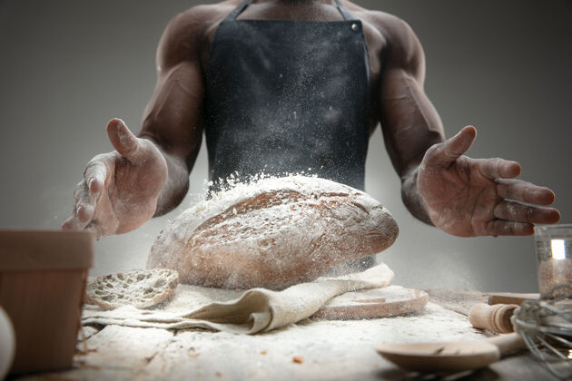 面粉非洲裔美国人的特写镜头：在木桌上烹调新鲜的谷类食品 面包 麸皮美味的食物 营养 工艺制品无麸质食品 健康的生活方式 有机和安全的制造手工制作非洲制造健康