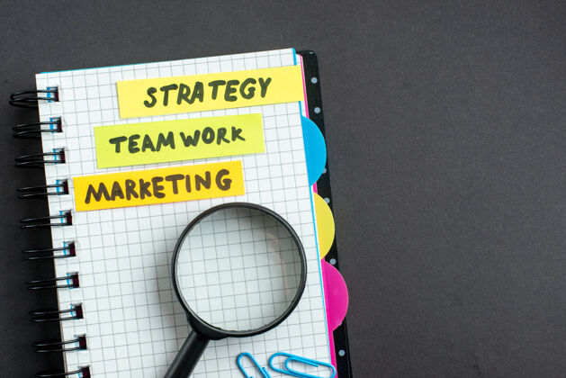 设备俯视不同的商业笔记在记事本上黑暗的背景业务工作团队合作领导计划战略工作营销工作战略顶部
