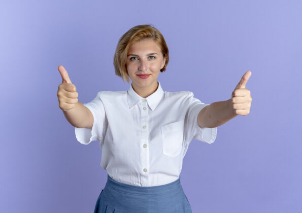 俄国人年轻快乐的金发俄罗斯女孩竖起大拇指 双手孤立在紫色背景上 留有复制空间金发手拇指