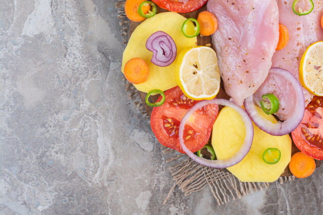 蛋白质大理石背景上的什锦蔬菜和鸡胸肉菜肴准备健康