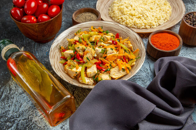 食物前视图蔬菜鸡肉沙拉与西红柿在一个光明的表面盘子蔬菜肉
