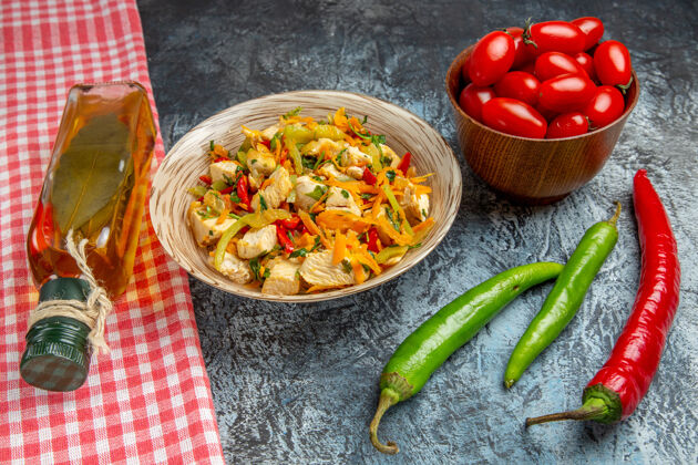 蔬菜前视图蔬菜鸡肉沙拉与西红柿在光表面美食胡椒粉光