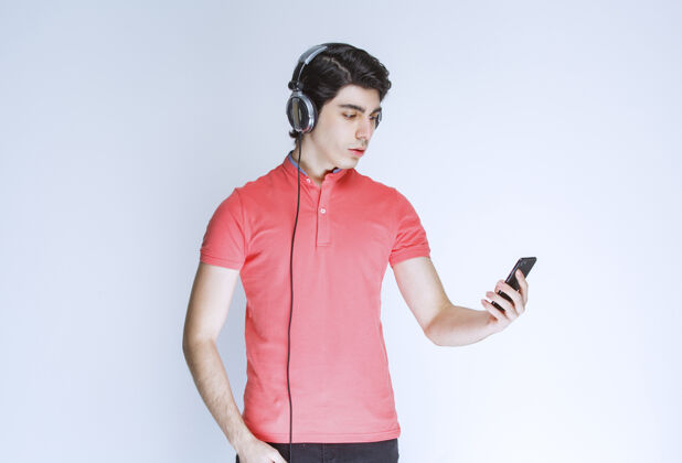 Person戴着耳机的男人可以设置音乐或打电话TrackMaleYoung