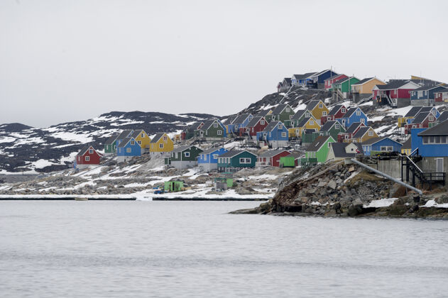 外部格陵兰aasiaat市彩色房屋的空中拍摄房子海湾屋顶