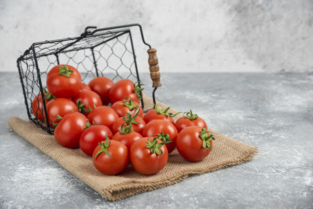 袋子大理石上放着新鲜的有机西红柿堆有机成熟的