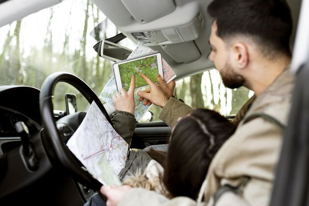 流浪在车里用地图特写情侣水平冒险公路旅行