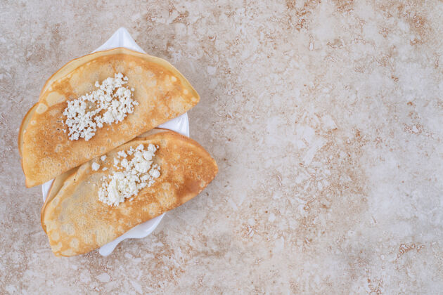 面包卷用白干酪和牛奶擀薄煎饼晚餐小屋牛奶