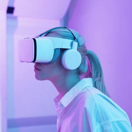 侧视图戴着虚拟现实模拟器的女人虚拟现实模拟器女人模型