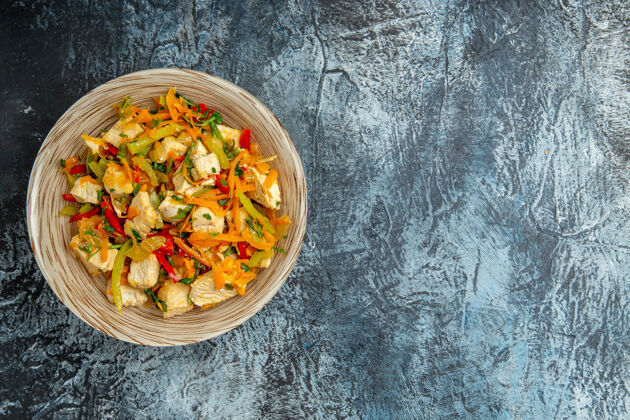 沙拉鸡肉沙拉的顶视图和蔬菜在光的表面午餐地板盘子