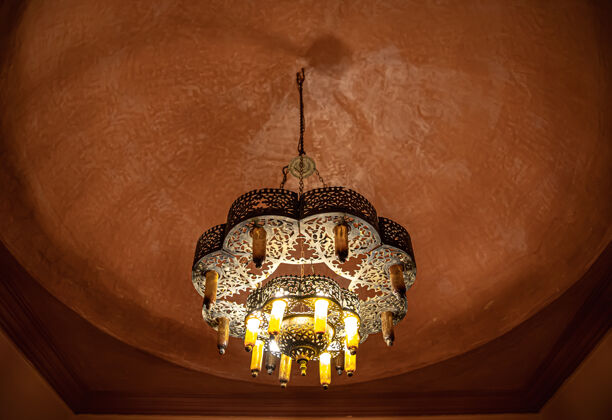 吊灯天花板上一盏吊灯的特写镜头 带有许多细节的传统东方风格东方室内明亮