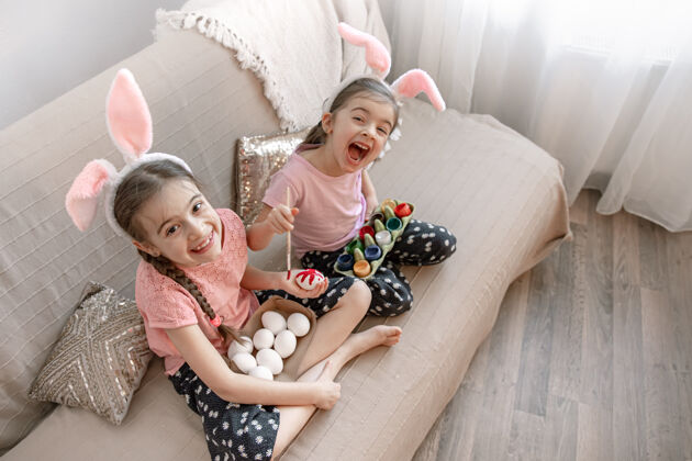 房子小妹妹们在家里的沙发上画复活节彩蛋童年顶视图兔子