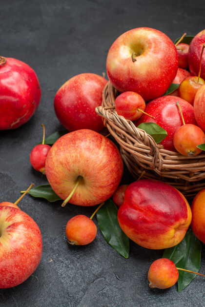 油桃侧视果篮苹果樱桃叶蜜桃石榴樱桃食物水果