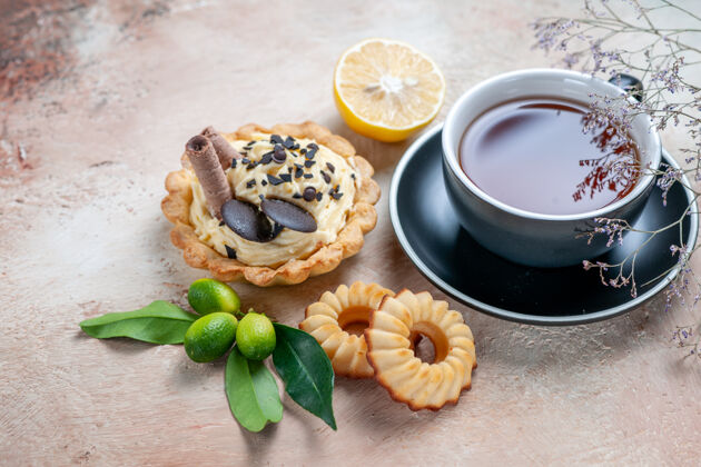 水果侧面特写一杯茶蛋糕一杯茶饼干柑橘类水果盘子茶餐厅