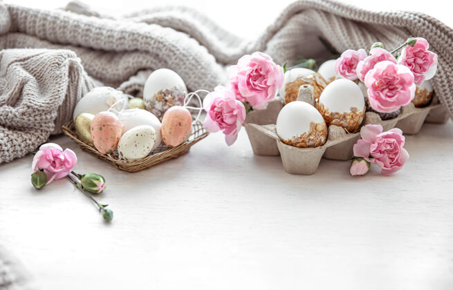 春天复活节静物画与复活节彩蛋 鲜花和装饰元素接近传统鸡蛋花