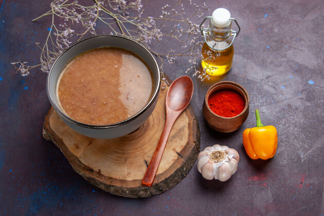 早餐顶视图褐色的油蒜汤在深色的表面上汤蔬菜餐食物菜豆汤顶部茶