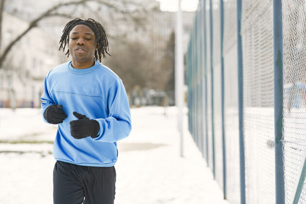 人冬天公园里的男人在外面训练的非洲男人男人跑男活动非洲