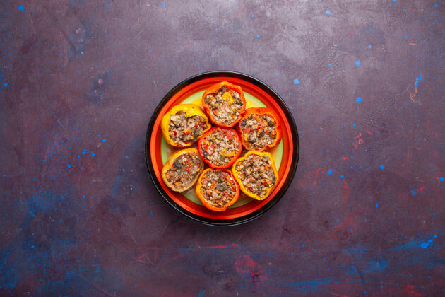 比萨饼顶视图熟甜椒配灰色地板上的绞肉食物牛肉多尔玛蔬菜餐膳食牛肉蔬菜