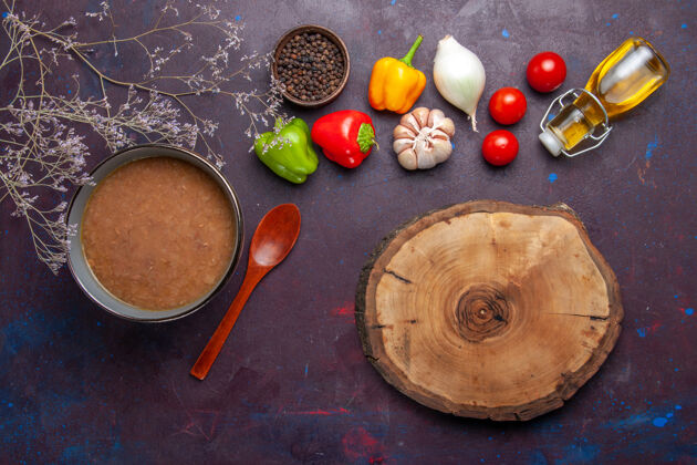 颜色俯瞰豆汤美味的煮熟的汤 表面有蔬菜 表面有深色的汤 豆色辛辣的一餐早餐汤豆类