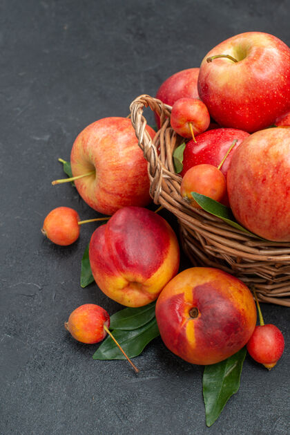 水果篮子里的水果苹果樱桃带叶子的油桃叶子食物苹果