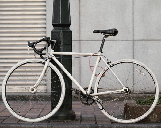 休闲黑色细节的白色旧自行车活动运动水平