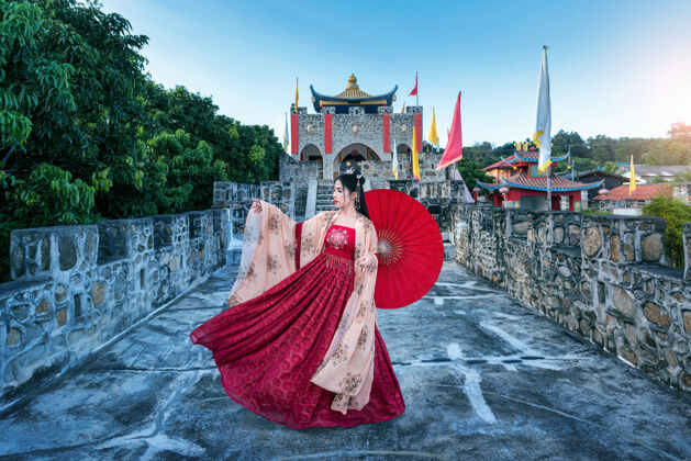 旅游亚洲妇女穿着中国传统服装在巴安山帝川云南中华文化在排 湄公河儿子省 泰国葡萄酒中国美丽