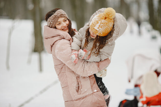 女儿一家人在雪林度假幼儿季节寒冷