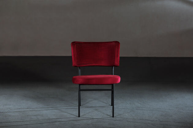 椅子在灰色墙壁的房间里放一把舒适的红翼椅地板坐着放松