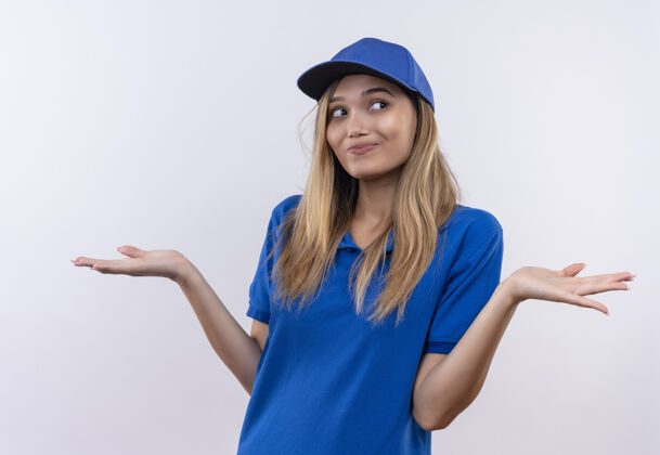 女孩看着旁边那个穿着蓝色制服 戴着帽子的年轻送货女孩 双手分开放在白色背景上 留着复印空间壁板蔓延手