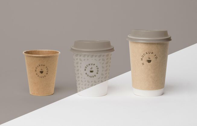 商标模型塑料杯和咖啡模型放在桌子上咖啡杯品牌塑料杯