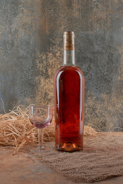 葡萄酒一瓶葡萄酒 酒杯放在粗麻布上玻璃酒杯酒精