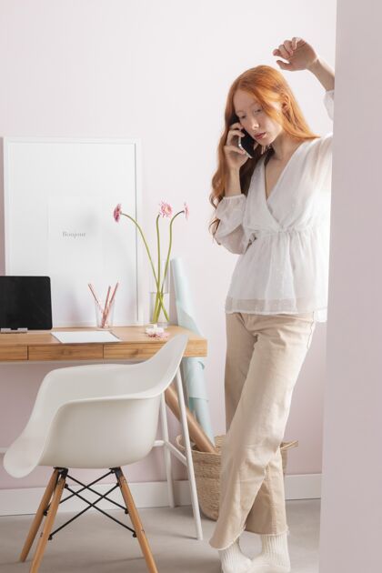 电话在工作场所使用手机的女人女性年轻人笔记本电脑