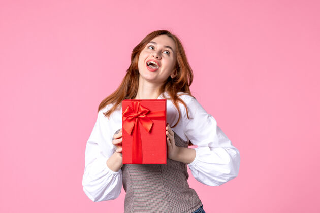 年轻女性正面图：年轻女性 红色包装 粉色背景 相亲日期 三月 横向感官礼品 香水 照片 金钱平等包装礼品礼品
