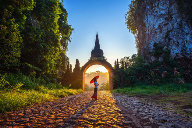 寺庙泰国苏拉特萨尼 一个站在khaonanailuang达摩公园的女人亚洲泰国佛陀