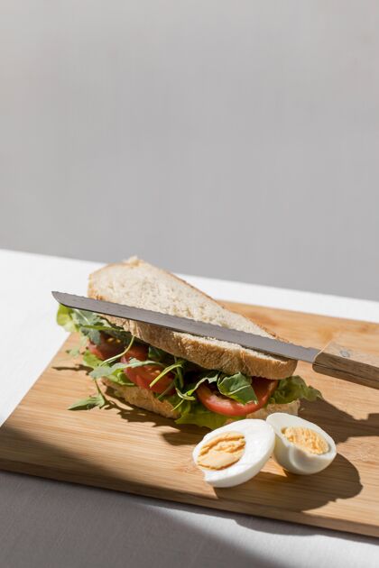 正餐高角度的烤面包三明治 西红柿 煮熟的鸡蛋和复制空间小吃午餐复制空间