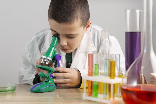 试管实验室里拿显微镜的男孩科学家科学实验室