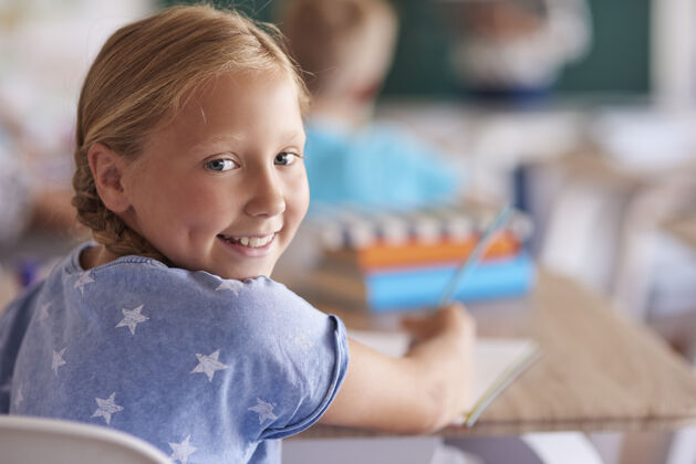 教室上课时可爱小女孩的画像教育金发坐着