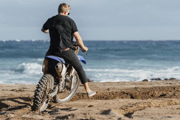 旅游夏威夷骑摩托车的人摩托车冒险激情