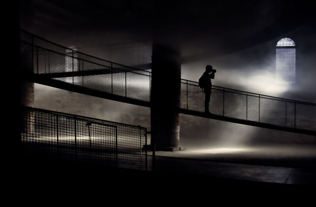 坡道拍照时站在桥上的人的剪影背光楼梯楼梯